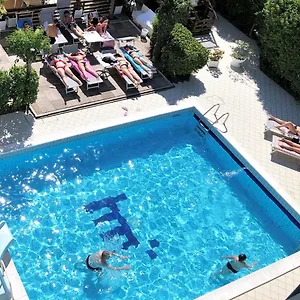 Marzia Con Piscina Hotel