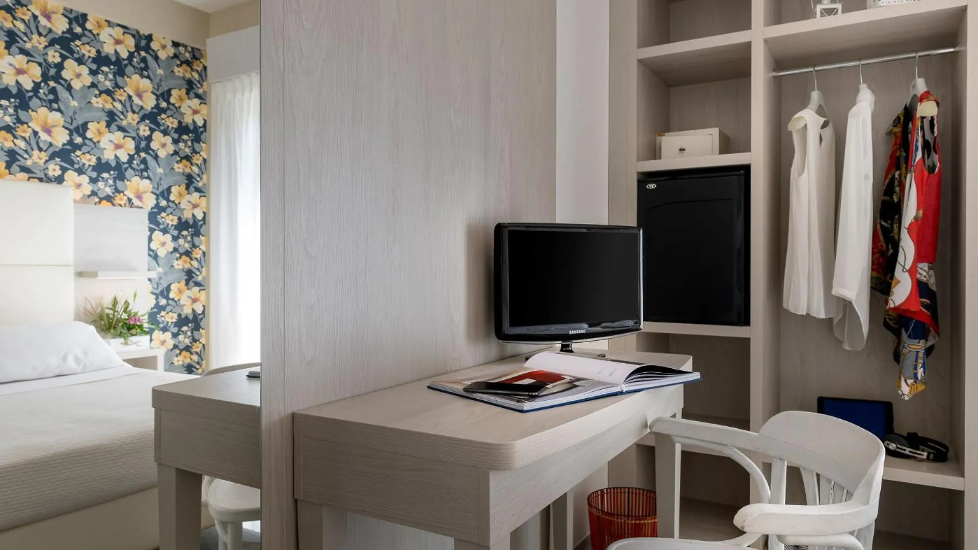 Hotel Corona Riccione 3*,
