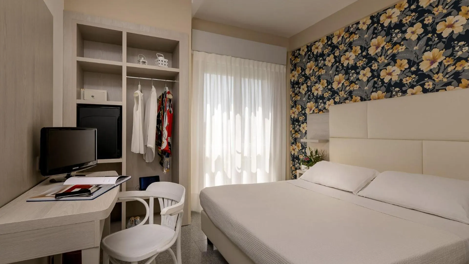 Hotel Corona Riccione 3*,
